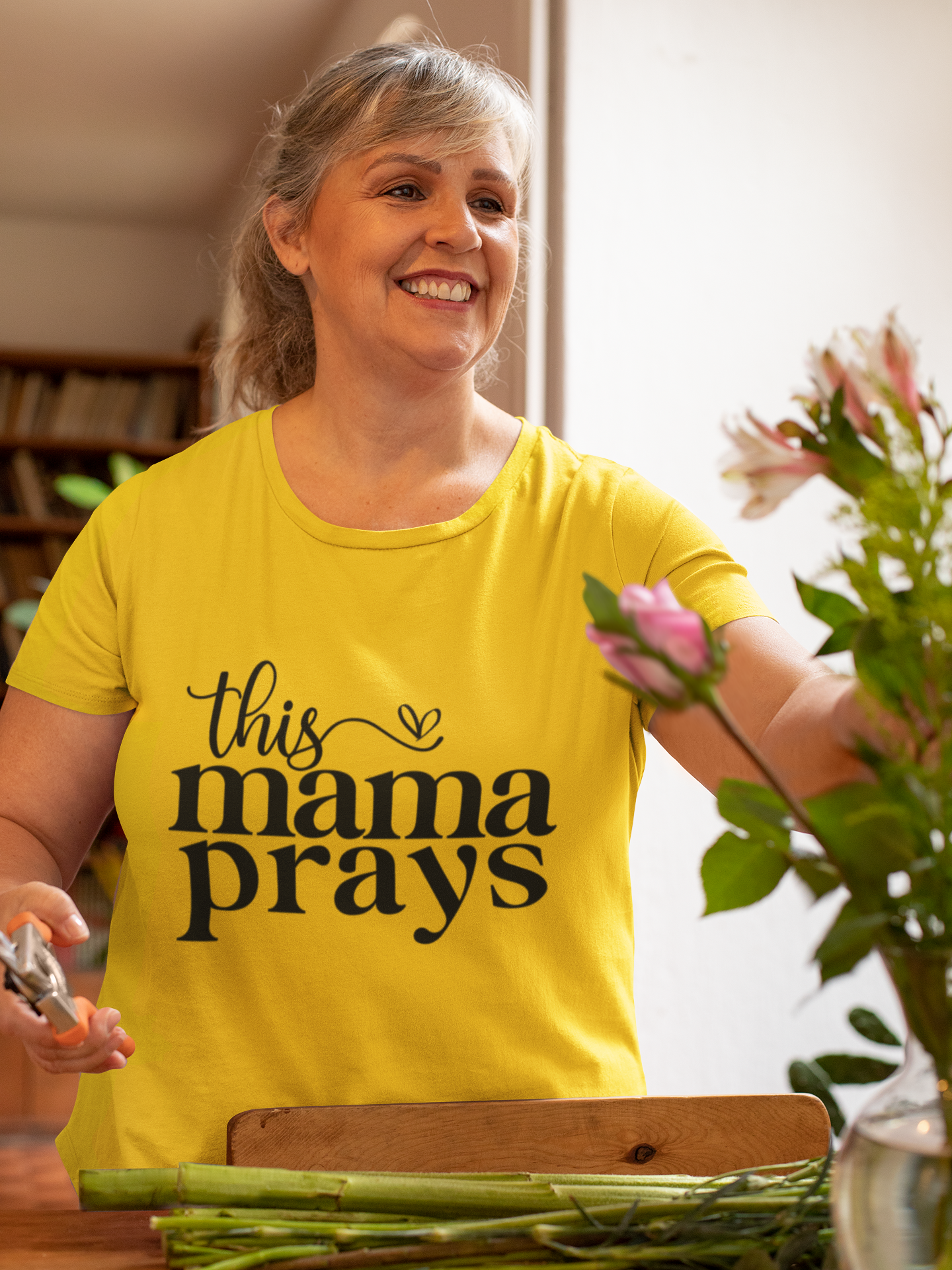 T-SHIRT - This Mama Prays